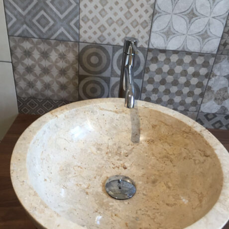 Bagno con lavabo in pietra