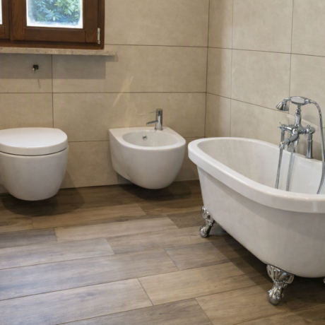 Bagno con sanitari sospesi e boiserie
